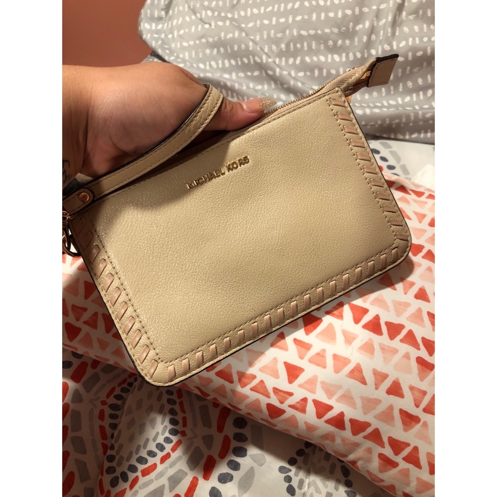 🎉🎉✨✨Michael Kors Cream Color Wristlet ✨✨🎉🎉